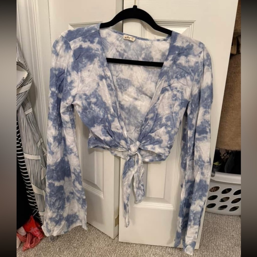 Hollister Blue and White Tie-Dye Crop Top